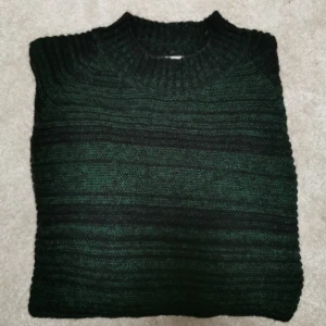  - stickad tröja med fina detaljer! 