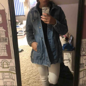  - Väldigt cool jeansjacka som passar till allt. Den är lång i modellen.