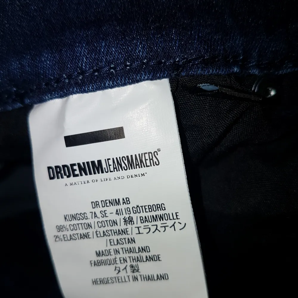 Helt nya Dr Denim jeans i modellen Lexy i mörkblå färg. Säljes på grund av felköp, de är för små. Köpta för 500kr. . Jeans & Byxor.