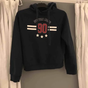  - En fin knappt använd hoodie ifrån Gina tricot :) Köparen står för frakt 