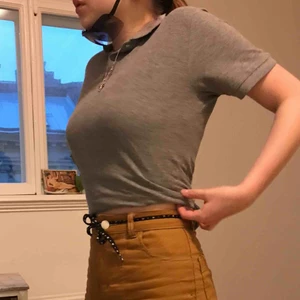  - Lite retro ”halvskjorta” från Primark. Aldrig använd alltså i nyskick✨ Kan mötas upp i Göteborg annars står köparen för frakt.