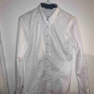  - Vit skjorta i storlek 34, aldrig använt. Köpt för 549kr 