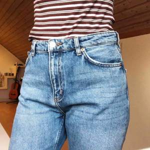 mom jeans från Monki i modellen Kimomo! storlek 29, motsvarar ungefär storlek 40. kostar 50kr + eventuellt frakt 70kr.