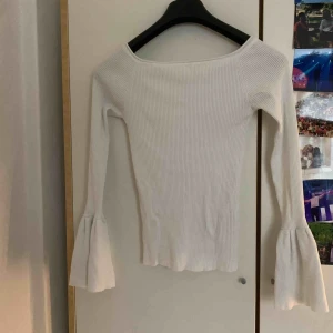  - säljer en jättefin och bekväm tröja från gina tricot. Helt oanvänd! Tröjan är ribbad med vida armar som inte kommer ivägen när man tex vill äta