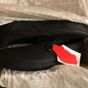  - Helt nya svarta slip on vans. Aldrig använda (endast testade) då dem är förstora för mig. Tror nypris är 700-800 kr. Pris kan diskuteras. Pm för frågor/mer bilder osv 💕💕
