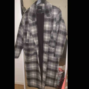  - Rutig kappa från Monki  Köpt för 900kr