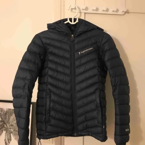  - Säljer min peak performance jacka i storlek S! Den kostar 600kr inklusive frakt! Nypris ca 2000kr