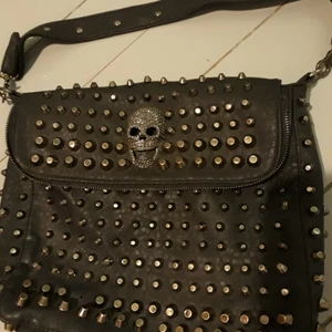  - Cool skinnväska med döskallar. Frakt tillkommer.