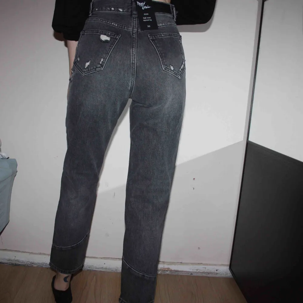 Helt nya Mom ”West” jeans från BIKBOK. Storlek XS. Lapp kvar. Högmidjade.  Frakt kostar 79kr, Postnords blå kuvert. Jeans & Byxor.