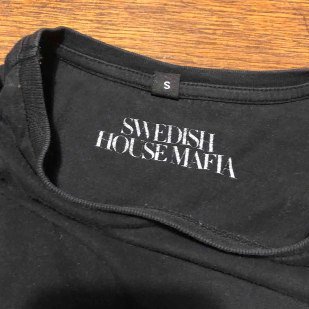 Swedish House Mafia - Stockholm House Mafia - Kan hämtas i Uppsala eller skickas mot fraktkostnad . T-shirts.