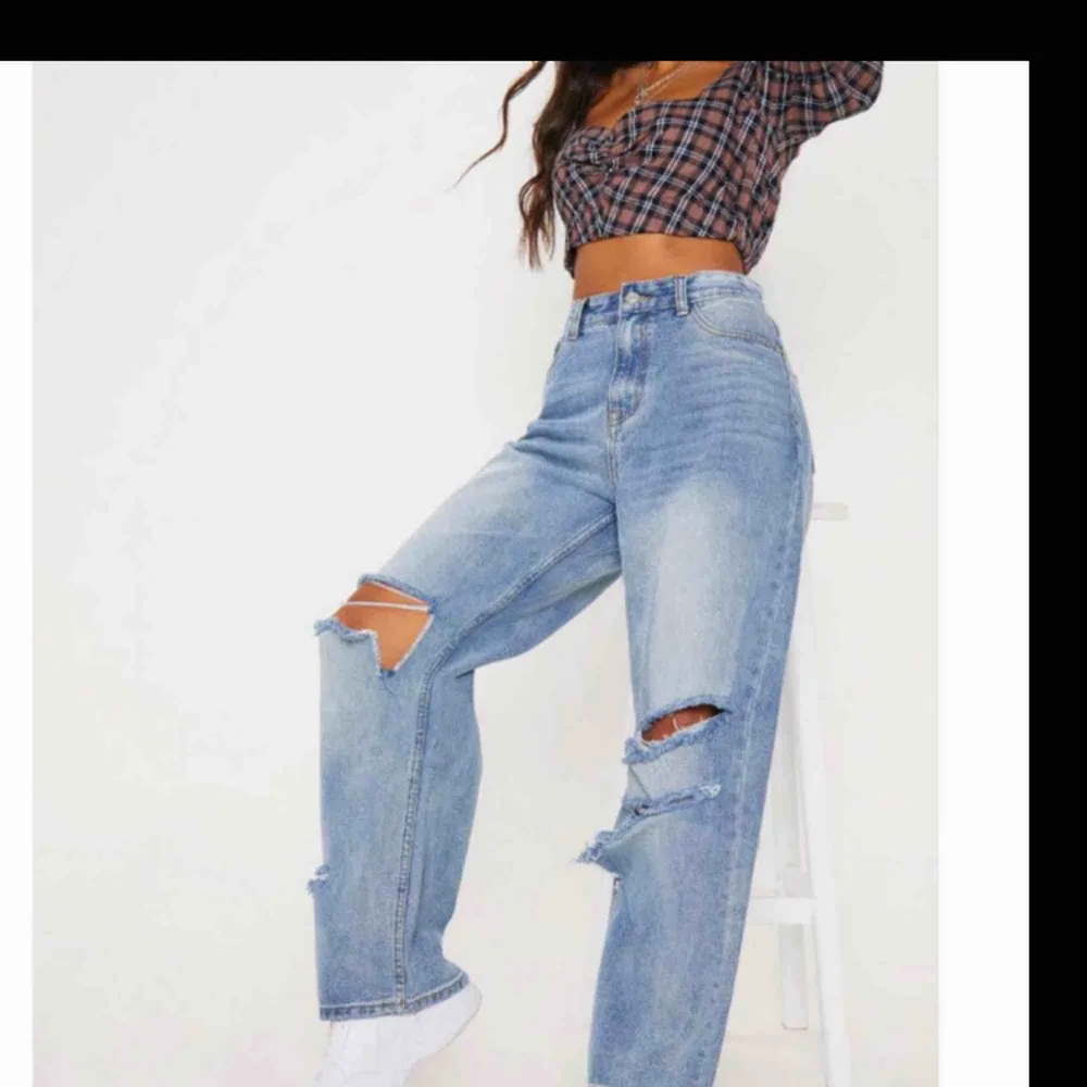 Trendiga jeans med hål! Från Prettylittlething, använda fåtal gånger.☀️  Köparen står för frakt . Jeans & Byxor.