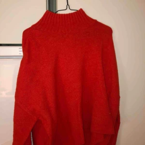  - Stickad tröja från Gina Tricot. Mer som en M i storlek. Sparsamt använd. 