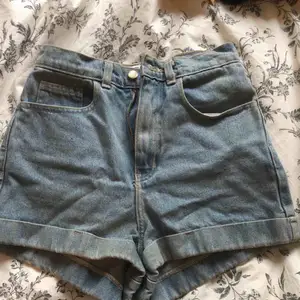 Superfina ljusblå shorts från american apparel. Hög midja. Size 26 