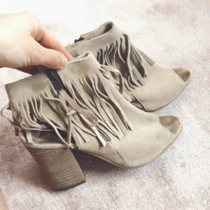  - Äkta Mocka! Sköna att gå i bortsett från andra klackar. Köpa i USA 🇺🇸 