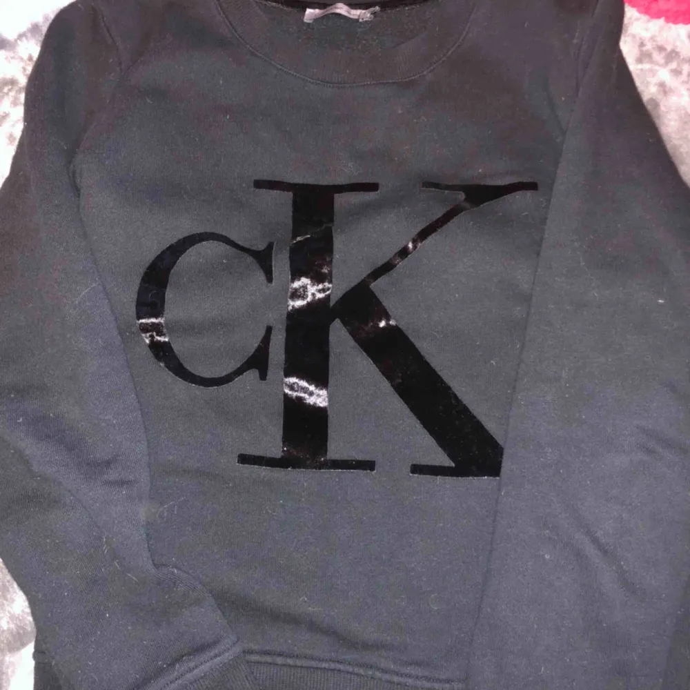 En sweatshirt från Calvin Klein, med sammets text👍🏼. Tröjor & Koftor.