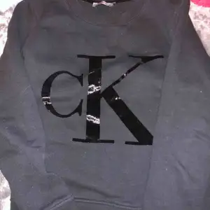 En sweatshirt från Calvin Klein, med sammets text👍🏼