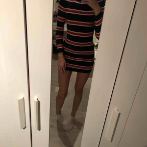  - Fin ribbad klänning från HM. Säljes på grund av för kort för mig, är 1,78. Köparen står för frakten, möts upp i Stockholm City eller Huddinge 