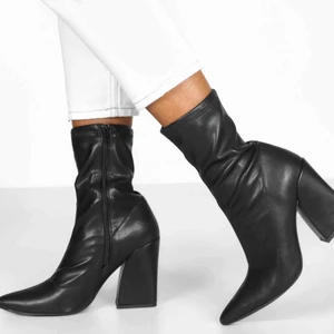  - Aldrig använda stövletter, fortfarande i sin ursprungs kartong. Storlek 38 Syntet material 