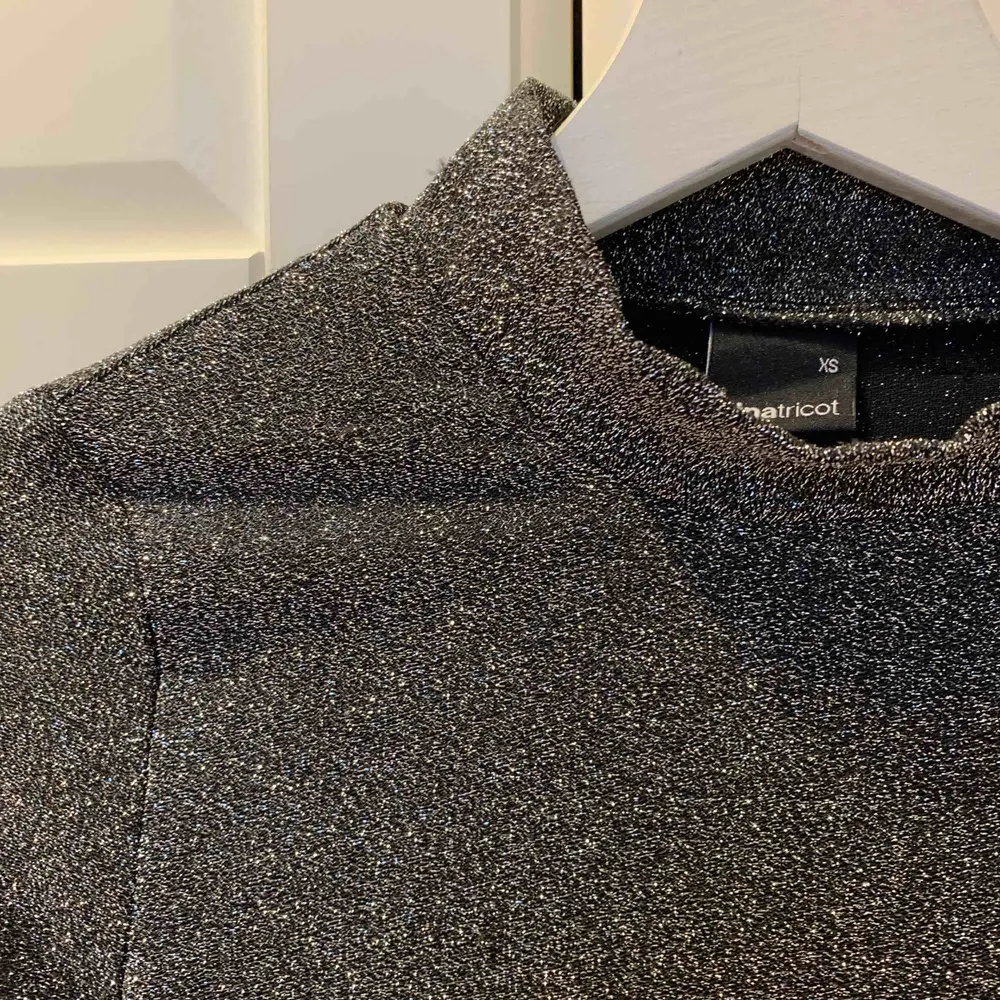 Glittrig gråsvart långärmad tröja från Gina Tricot. Mycket bra skick, använd en gång. Säljs pga att den int kommit till användning, skriv gärna för fler bilder eller om du har några frågor💘. Toppar.