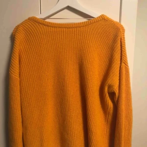  - Superfin stickad tröja med öppen rygg från NA-KD 🧡 skicka för mer info 