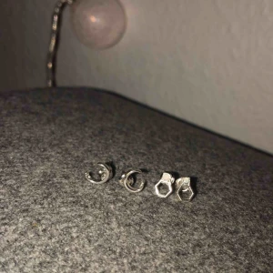  - Båda örhängena för 25 kronor! Oanvända, frakt 9🥰