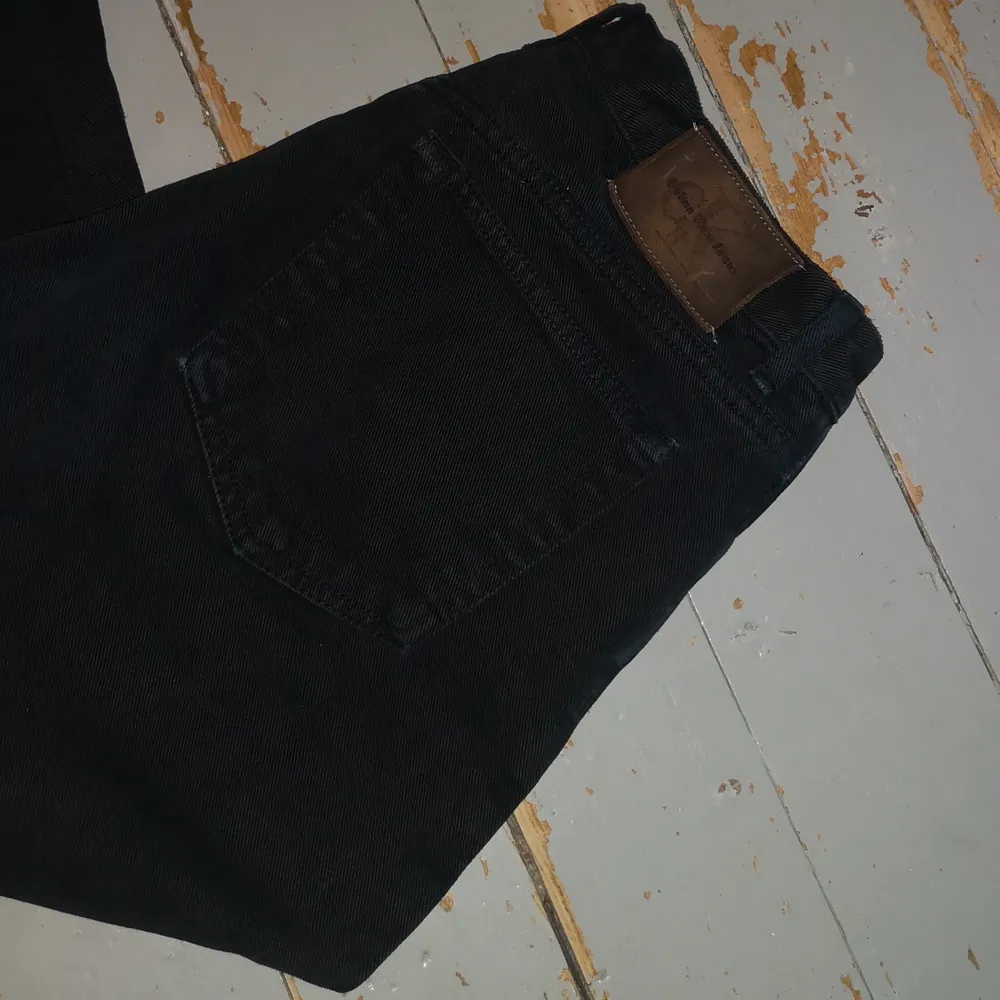 Ett par jätte fina svarta mom jeans ifrån calvin klein som tyvärr är förstora för mig. Jag vet inte riktigt vilken storlek det är skulle säga kanske L KANSKE M om man vill ha dem lite stora med ett skärp men är inte säker. Köparen står för frakten❤️. Jeans & Byxor.