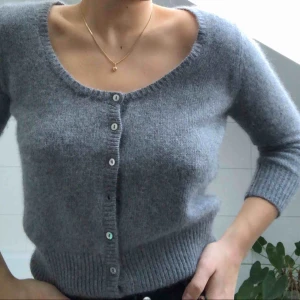  - En mysig stickad kofta som går bra att ha över ett linne eller som det är! Perfekt nu till julen och vintern.