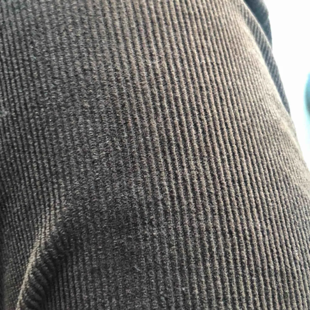 Fina bruna manchesterbyxor, vill gärna ha kvar dem men de är tyvärr för stora för mej.. Jeans & Byxor.