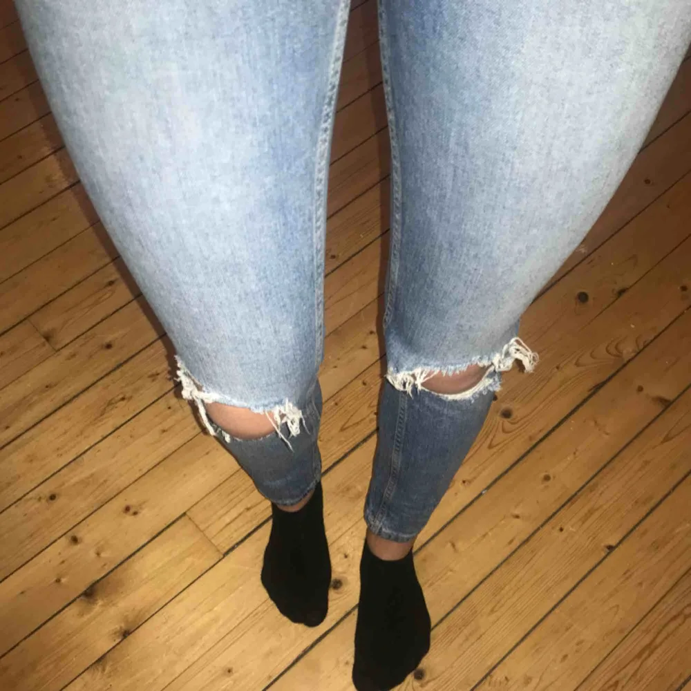 Snygga jeans från Gina tricot i fint skick. . Jeans & Byxor.
