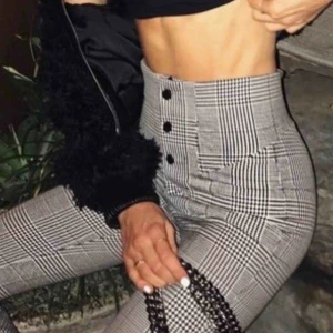  - Sviiinschyssta utsvängda byxor med slits ifrån zara. Bra skick!! Meddela för fler bilder🤙🤙