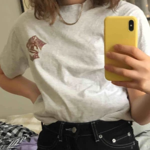  - T-shirt med tryck på ryggen från beyond retro, supercool men använder knappt längre. Kan mötas upp i uppsala eller stockholm men annars står köparen för frakt💕