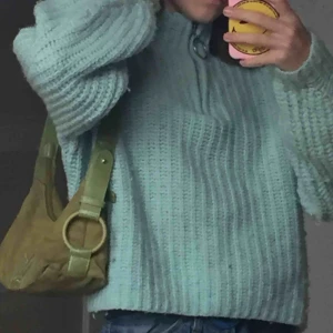  - En super mysig tröja från weekday.  Köpt på secondhand i bra skick!🦋