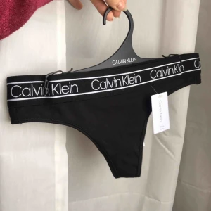 - Helt nya och såklart oanvända strong trosor ifrån Calvin klein, frakt på 12kr tillkommer😊❤️
