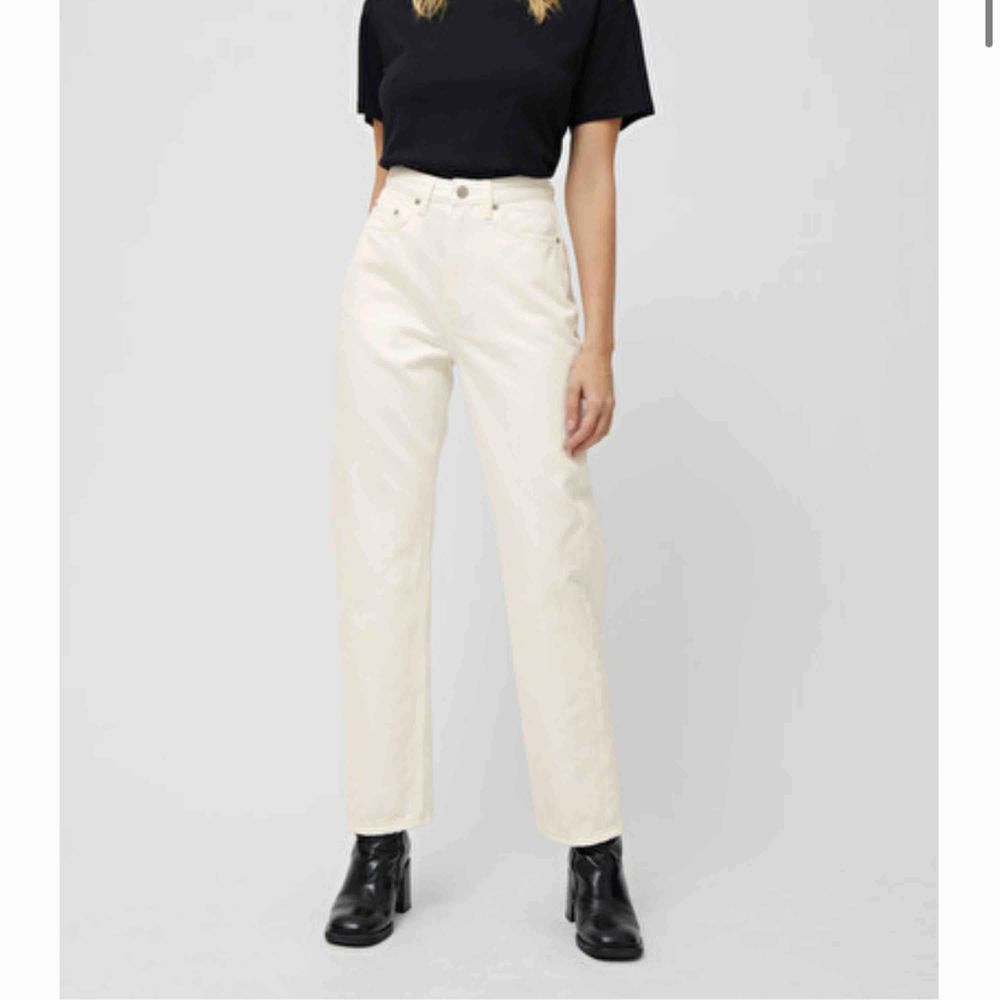 Säljer dessa vita jeans från Weekday i modellen Row!🎸💥 knappt använda pga fel storlek, därför priset😊 Storlek 28/32, frakt tillkommer . Jeans & Byxor.