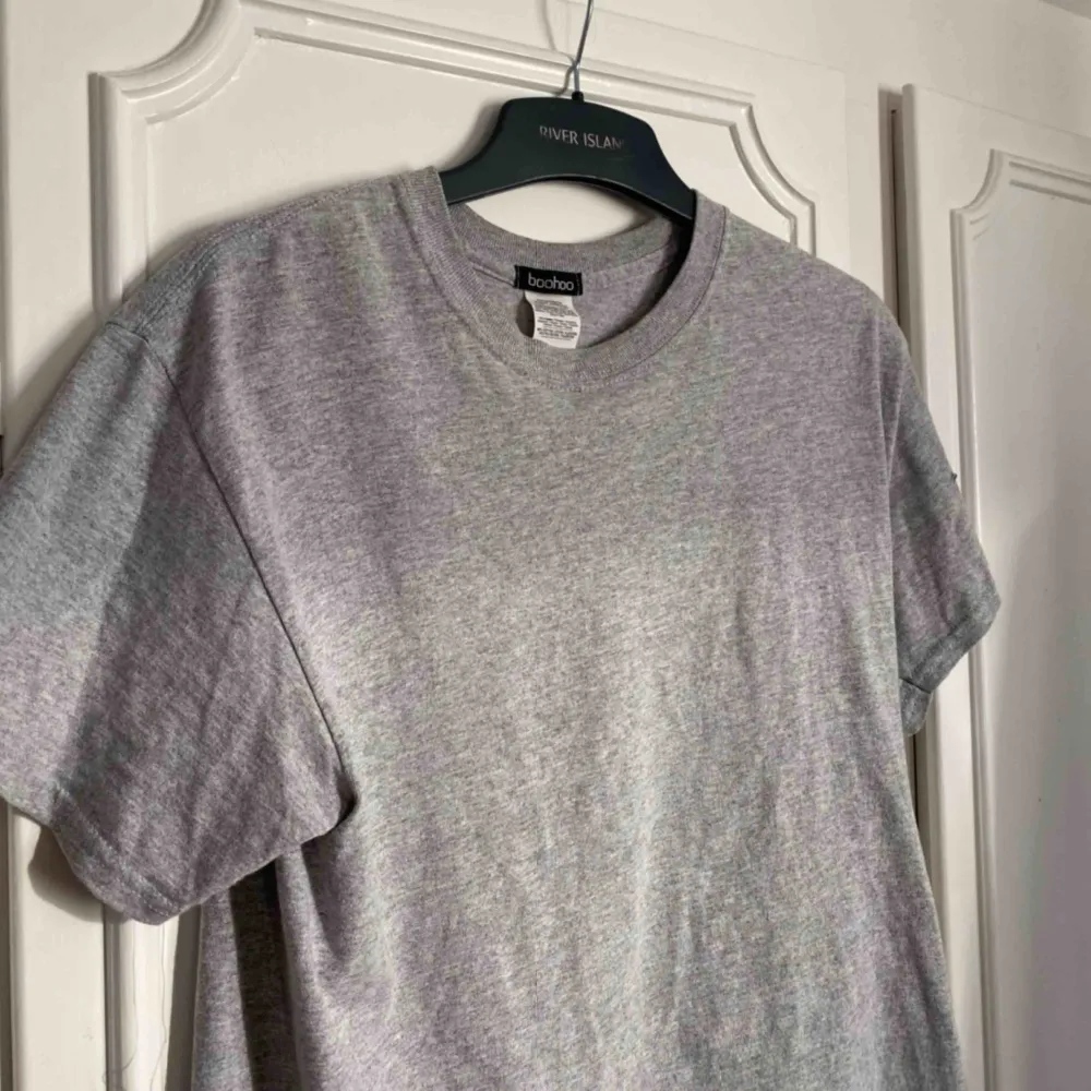 Perfekt grå oversized t-shirt från Boohoo, passar allt från XS-L beroende på hur man vill att den ska sitta! Ser ut som ny.  . T-shirts.