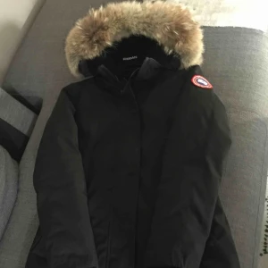 - Säljer min Goose jacka i dam modell ( lång), jackan är i topp skick och jag köpte den av en tjej här på Plick men har knappt använd utav mig pga den var lite för liten för mig från början. Flera bilder finns! 