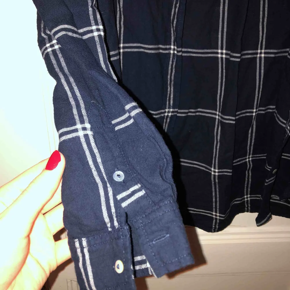 Fin over sized flanell skjorta i mörkblå. Älskar denna skjortan, fett skön, men kommer tyvärr inte alls till användning... kan mötas upp i Malmö, annars står köparen för frakt!❤️. Skjortor.
