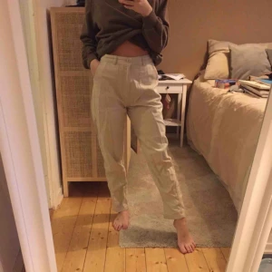  - Säljer dessa fina beiga byxor pga kommer inte till användning längre, super bra skick! Kan mötas upp i Västerås eller så står köparen för frakten🥰