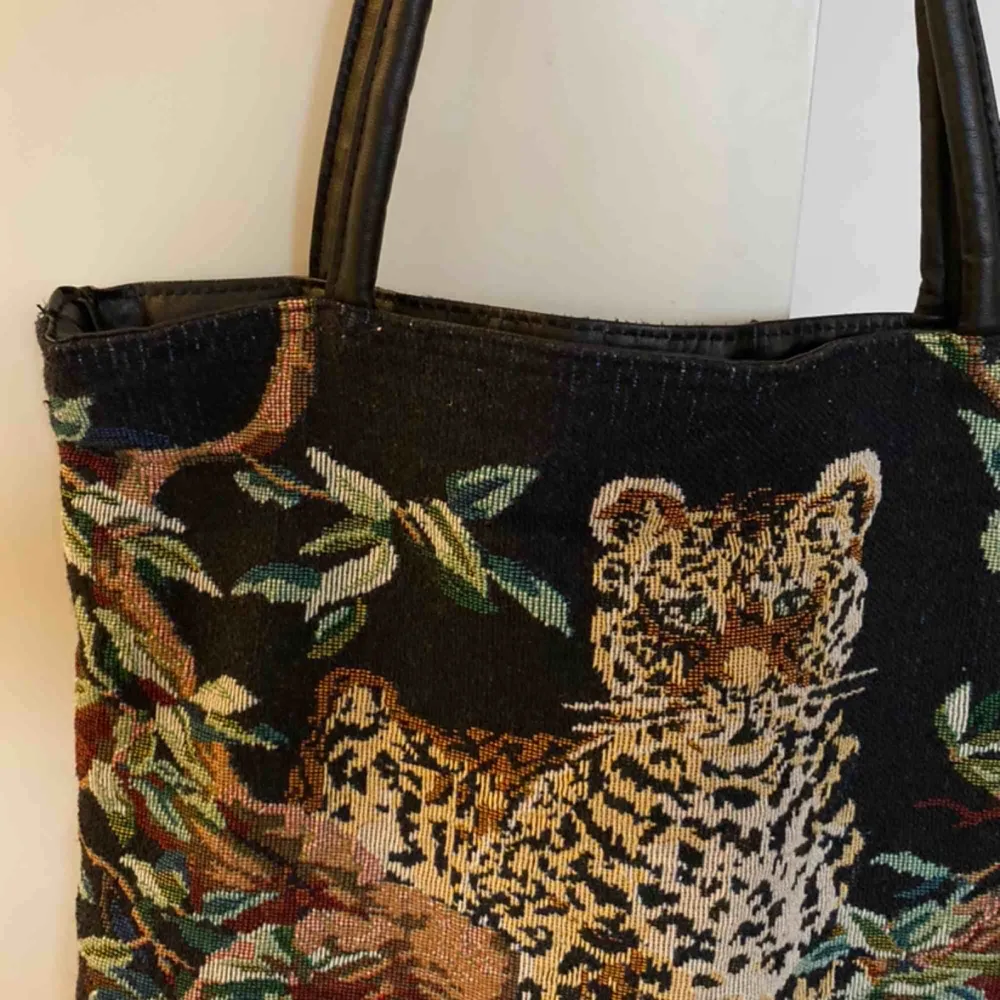 Väska med leopard-motiv. Köpt secondhand så den är lite sliten som man ser på sista bilden. Men det ger den mer karaktär tycker jag😊 . Väskor.
