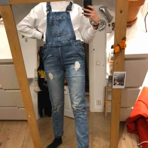  - Hängselbyxor inköpta på Cubus! Använda ett fåtal gånger! Köparen står för frakt!!