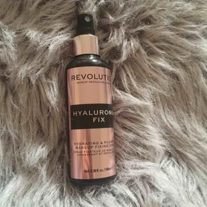  - Setting spray från revolution, Använd en gång. Nypris 59 kr. 100 ml 