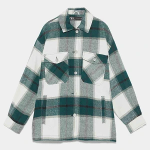  - Säljer min grön-rutiga skjortjacka från Zara! Endast använd en gång! Dm:a vid intresse🥰