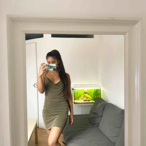  - Snyggaste klänningen från NA-KD fin grön färg och så mjuk material 