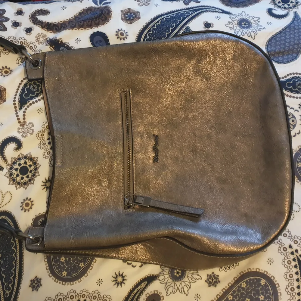 MarcPicard almost new leather bag. Adjustable handle, can be worn as cross body or handbag. A big main compartment and a small one in front. Greyish shiny colour. Pick up in Malmo/Lund or shipping included. . Väskor.
