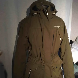  - En riktig vinterjacka, klarar temperaturer på -50 står det, hoppas vi slipper det 😅  Den har nio fickor och dragsko i midjan! Knappt använd! 