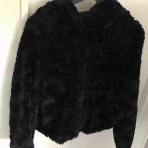 ”Curl hoody faux fur” Svart fakepäls-jacka i fint skick, inga defekter. Nypris 500kr, säljer för 250kr + frakt. 😊