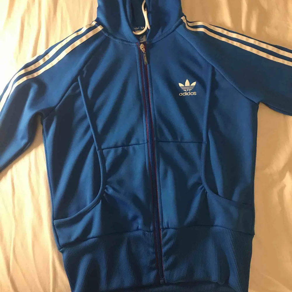 Oversized adidas kofta i blå färg, det är storlek 42 men passar folk med storlek S om man vill ha den lite oversized!! Väldigt fin! . Tröjor & Koftor.