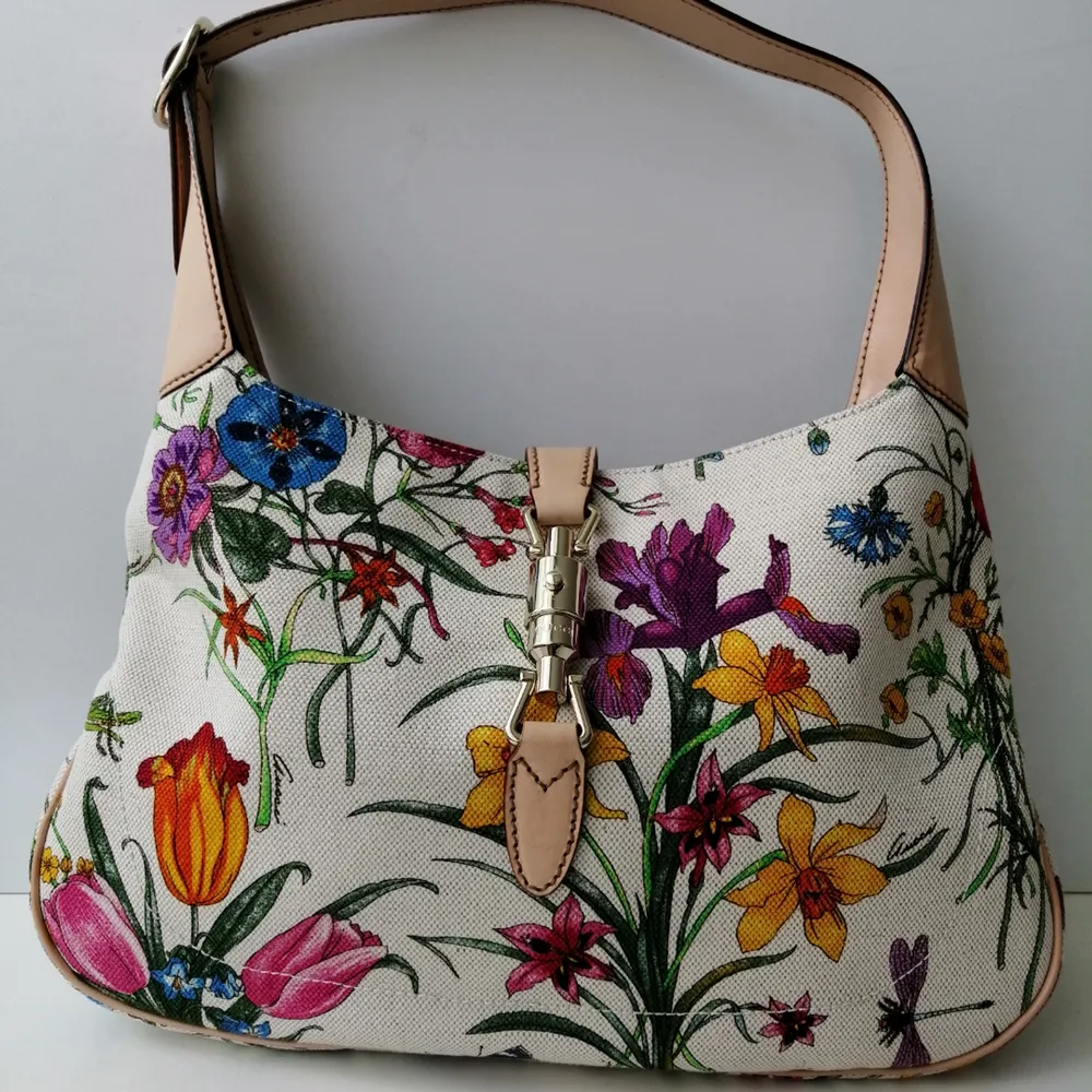 GUCCI Flora Jackie O Hobo Handbag white, excellent condition, like new :) I took pictures of all the recognition details,                  100% authentic size 32x21cm, handle 19cm the bag is currently on sale at the Gucci store for 1,500€ write me for more info :). Väskor.