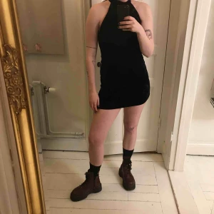  - Tight, kort sammetsklänning m polokrage! Den är för liten för mig tyvärr. Den är tight upptill och precis nedanför rumpan på mig och jag är 164 cm. 