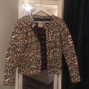  - En tunnare dunjacka, aldrig använd. 